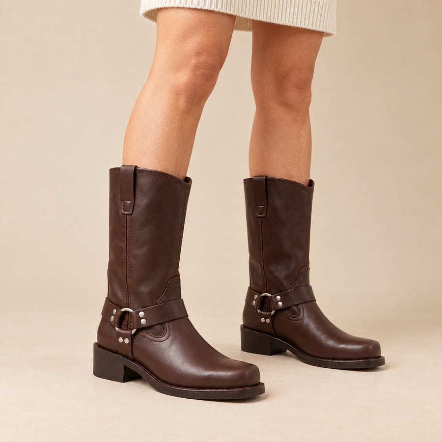 Bottes Motardes Femme - Mi-Mollet Effet Cuir Talon Carré - Chocolat - vue portée sur fond beige