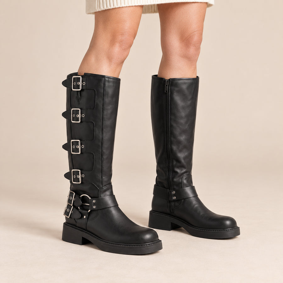 Bottes Hautes Femme - Motardes à Boucles Effet Cuir Talon Carré - Noir - vue portée sur fond beige