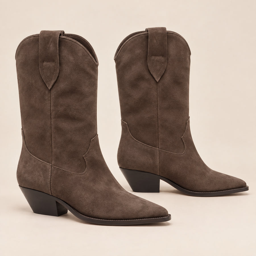 Bottes Mi-Mollet Femme - Santiags en Suédine Talon Oblique - Chocolat - bottes seules sur fond beige