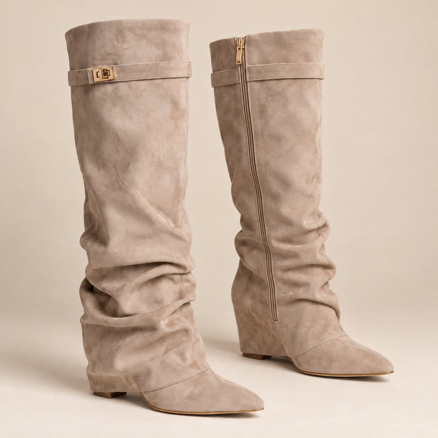 Bottes Hautes Femme - Slouchy en Suédine Talon Compensé - Beige - bottes seules sur fond beige
