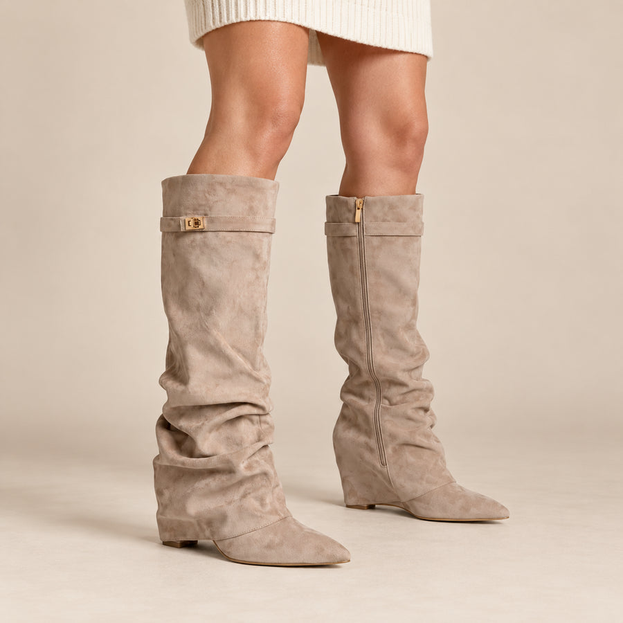 Bottes Hautes Femme - Slouchy en Suédine Talon Compensé - Beige - vue portée sur fond beige