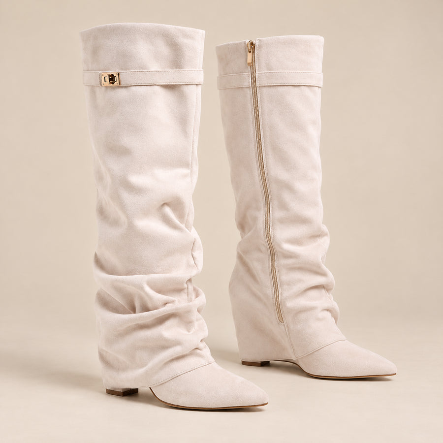 Bottes Hautes Femme - Slouchy en Suédine Talon Compensé - Blanc Cassé - bottes seules sur fond beige