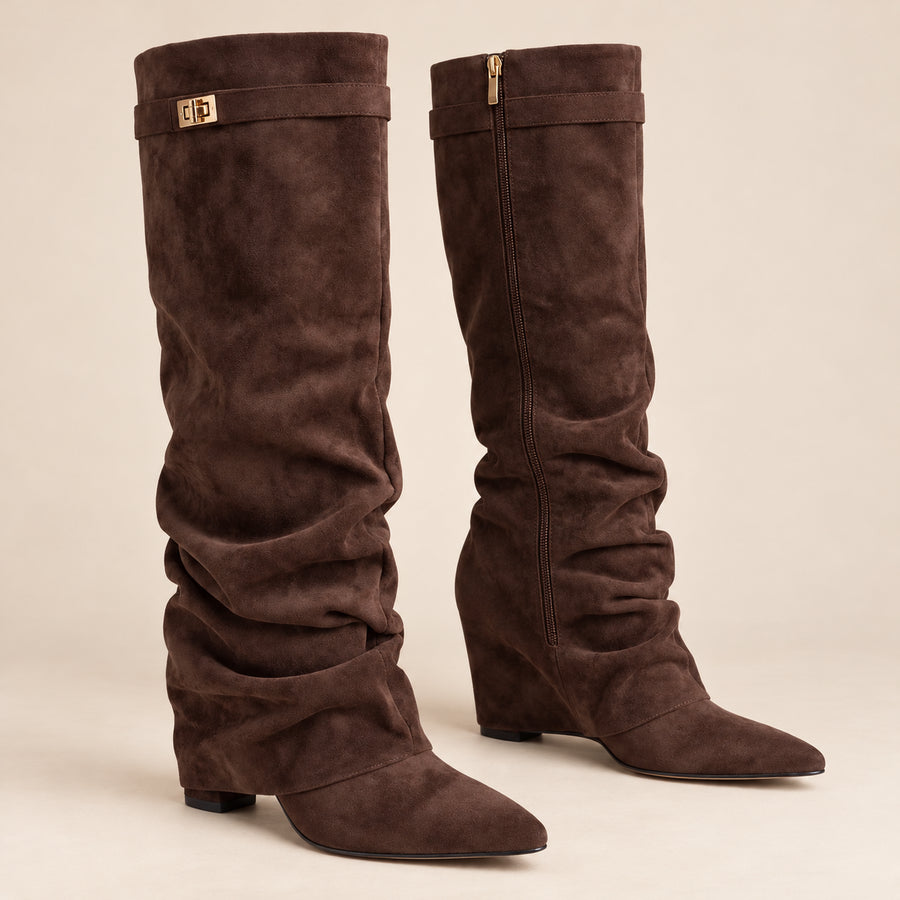 Bottes Hautes Femme - Slouchy en Suédine Talon Compensé - Chocolat - bottes seules sur fond beige