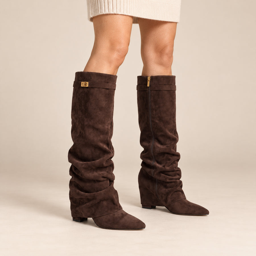 Bottes Hautes Femme - Slouchy en Suédine Talon Compensé - Chocolat - vue portée sur fond beige