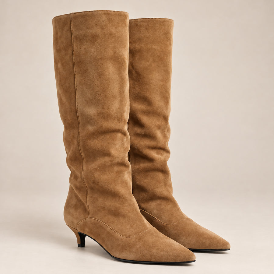 Bottes Souples Femme - Tige Large en Suédine Petit Talon - Camel - vue non portée sur fond beige