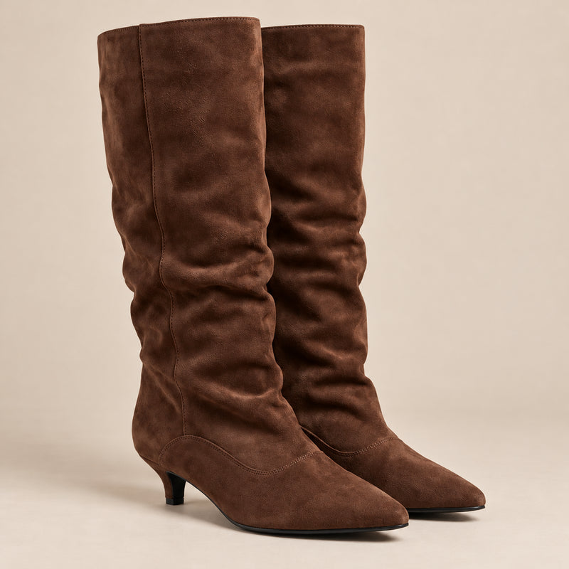 Bottes Souples Femme - Tige Large en Suédine Petit Talon - Chocolat - vue non portée sur fond beige