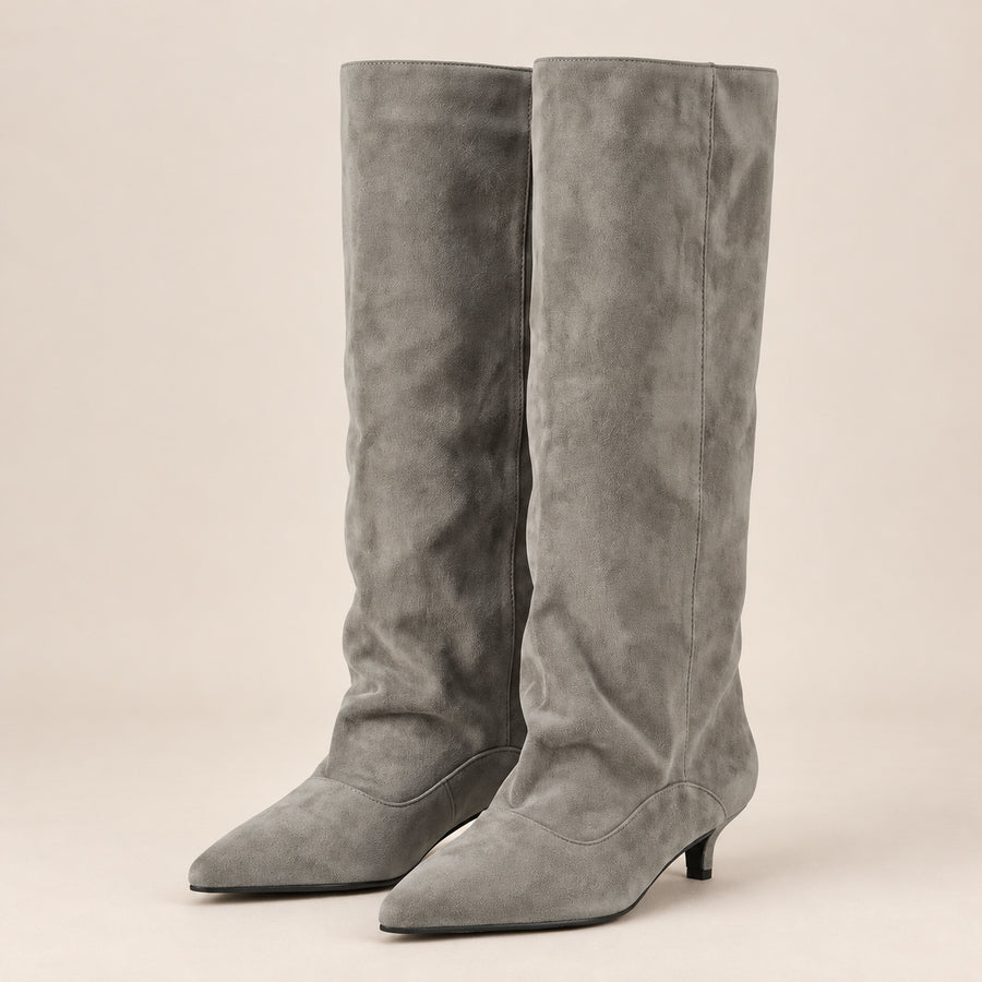 Bottes Souples Femme - Tige Large en Suédine Petit Talon - Gris - vue non portée sur fond beige