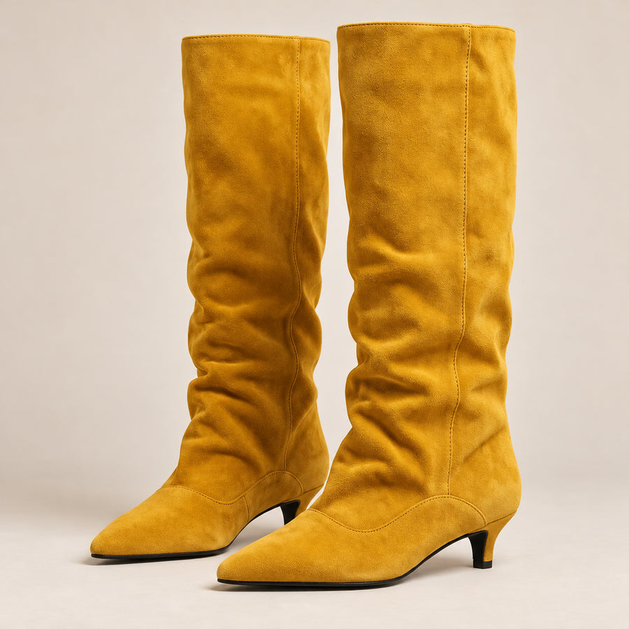 Bottes Souples Femme - Tige Large en Suédine Petit Talon - Moutarde - vue non portée sur fond beige