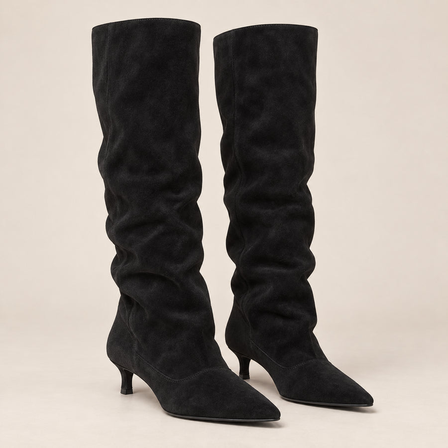 Bottes Souples Femme - Tige Large en Suédine Petit Talon - Noir - vue non portée sur fond beige