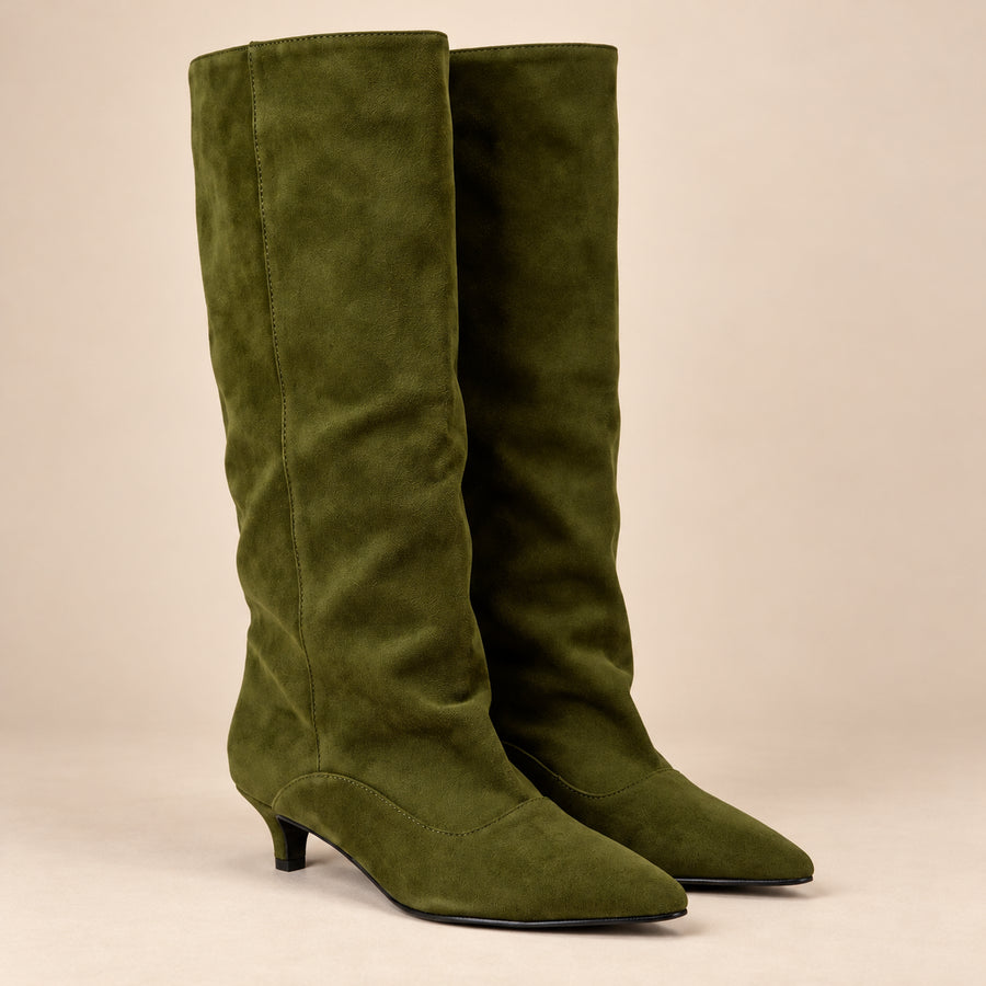 Bottes Souples Femme - Tige Large en Suédine Petit Talon - Vert Olive - vue non portée sur fond beige