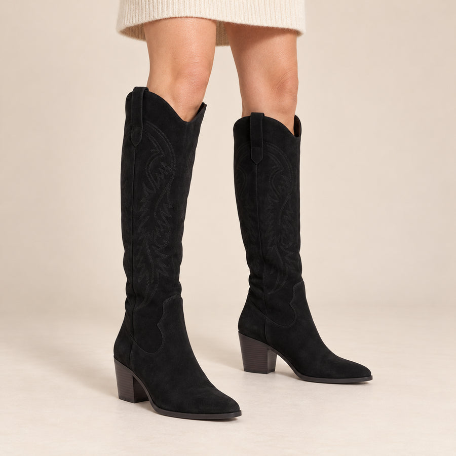 Bottes Hautes Femme - Western Brodées en Suédine Talon Bloc - Noir - vue portée sur fond beige
