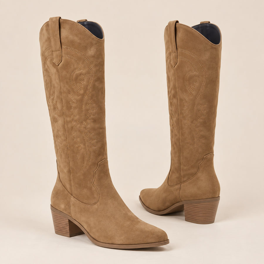 Bottes Hautes Femme - Western Brodées en Suédine Talon Bloc - Noisette - bottes seules sur fond beige