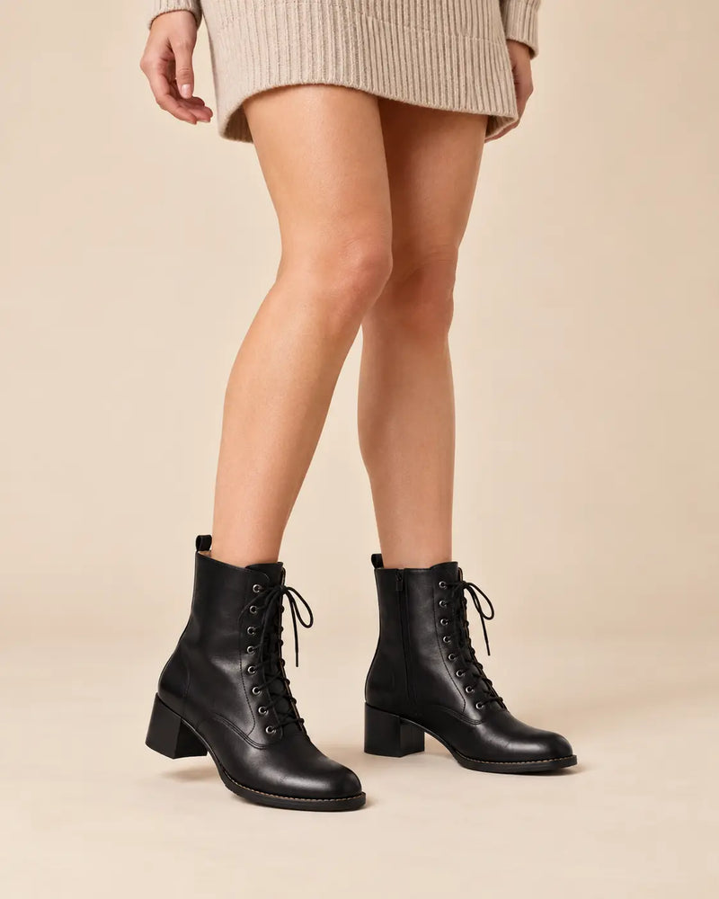 Bottines à Lacets Femme - Talon Carré Effet Cuir Mat Noir porté
