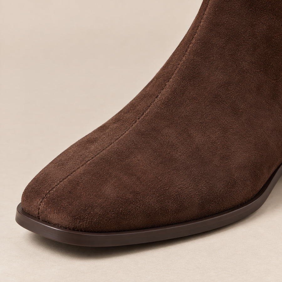 Bottines Femme - Bout Carré en Suédine Petit Talon Zip Intérieur - Chocolat - gros plan bout et suédine sur fond beige
