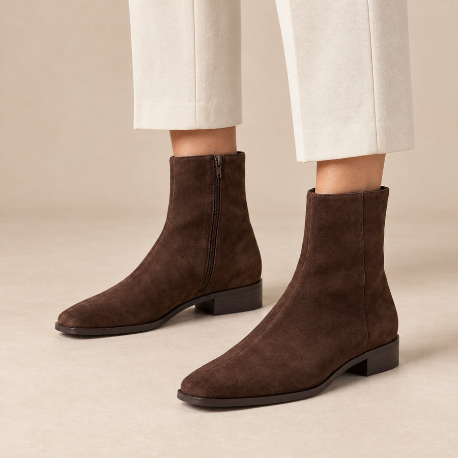Bottines Femme - Bout Carré en Suédine Petit Talon Zip Intérieur - Chocolat - vue portée sur fond beige