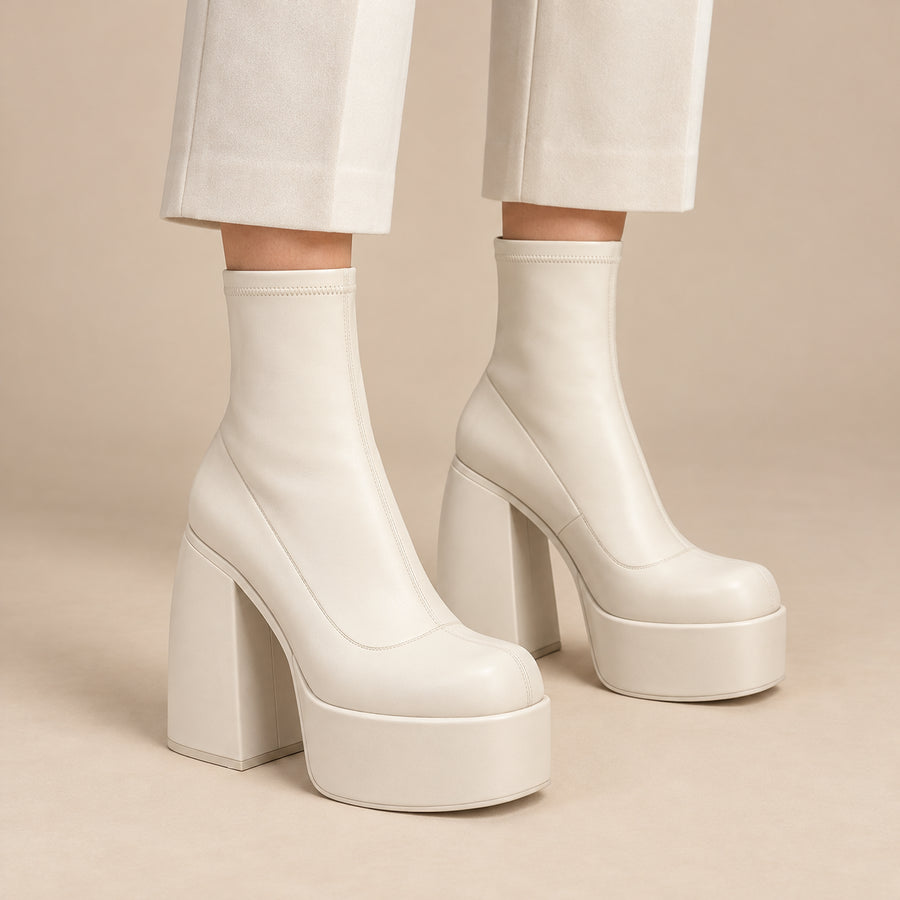 Bottines Chaussette Femme - Plateforme Massive Talon Bloc - Blanc - vue portée sur fond beige