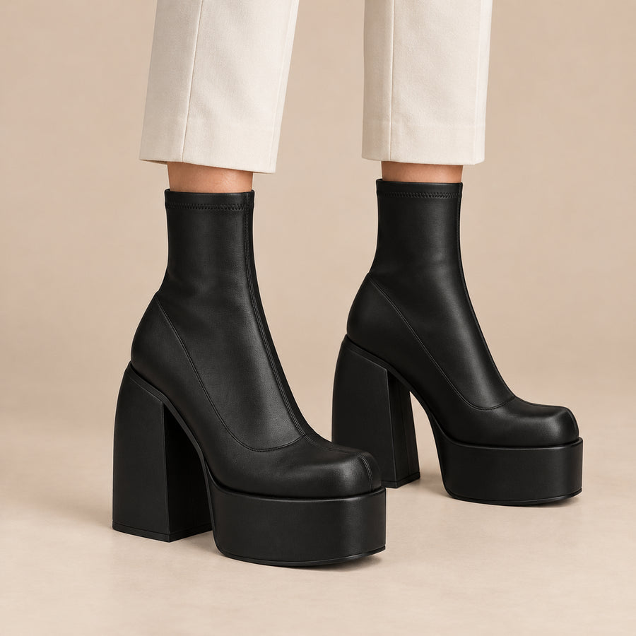 Bottines Chaussette Femme - Plateforme Massive Talon Bloc - Noir - vue portée sur fond beige