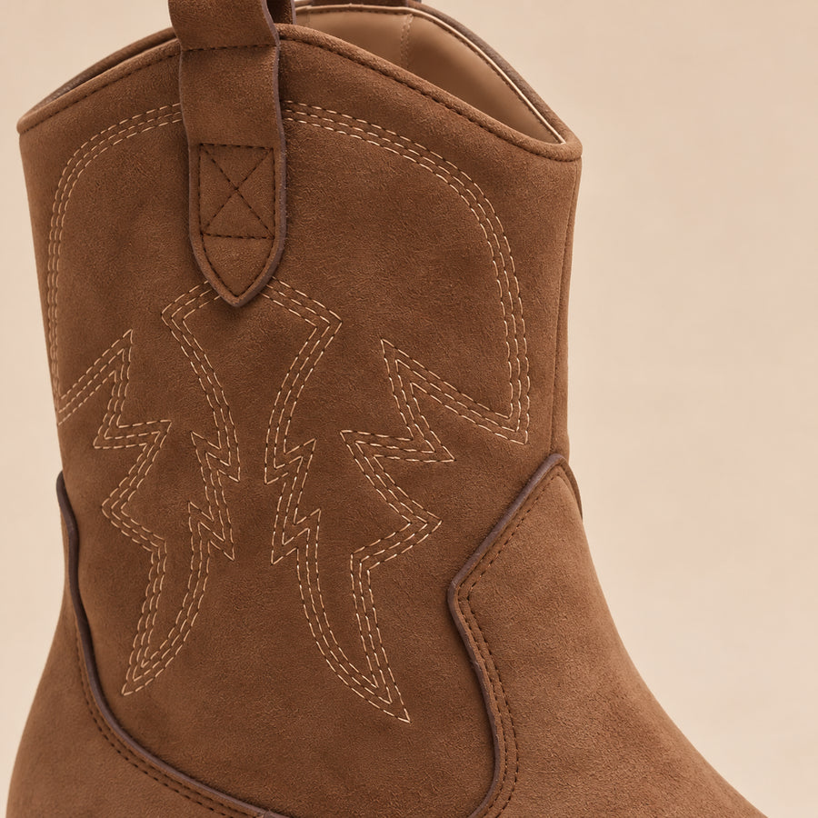 Bottines Santiags Femme - Basses en Suédine Talon Bloc - Chocolat - gros plan broderies sur fond beige