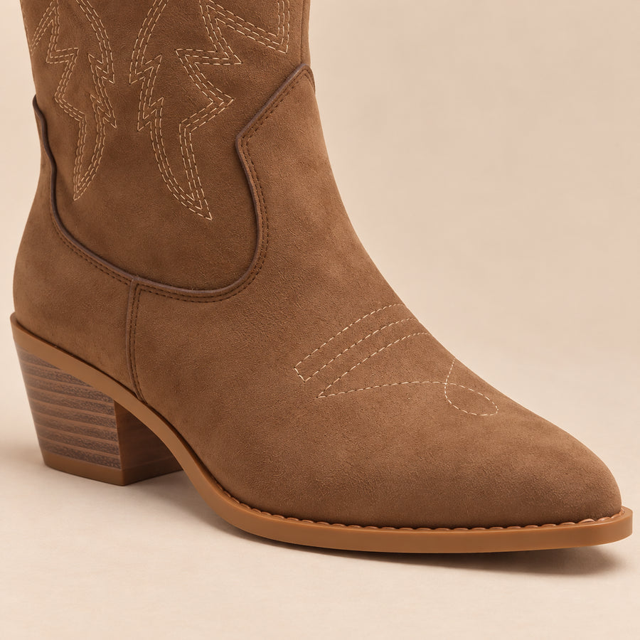 Bottines Santiags Femme - Basses en Suédine Talon Bloc - Chocolat - gros plan talon et finitions sur fond beige