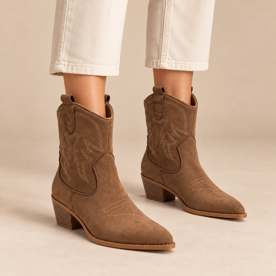 Bottines Santiags Femme - Basses en Suédine Talon Bloc - Chocolat - vue portée sur fond beige