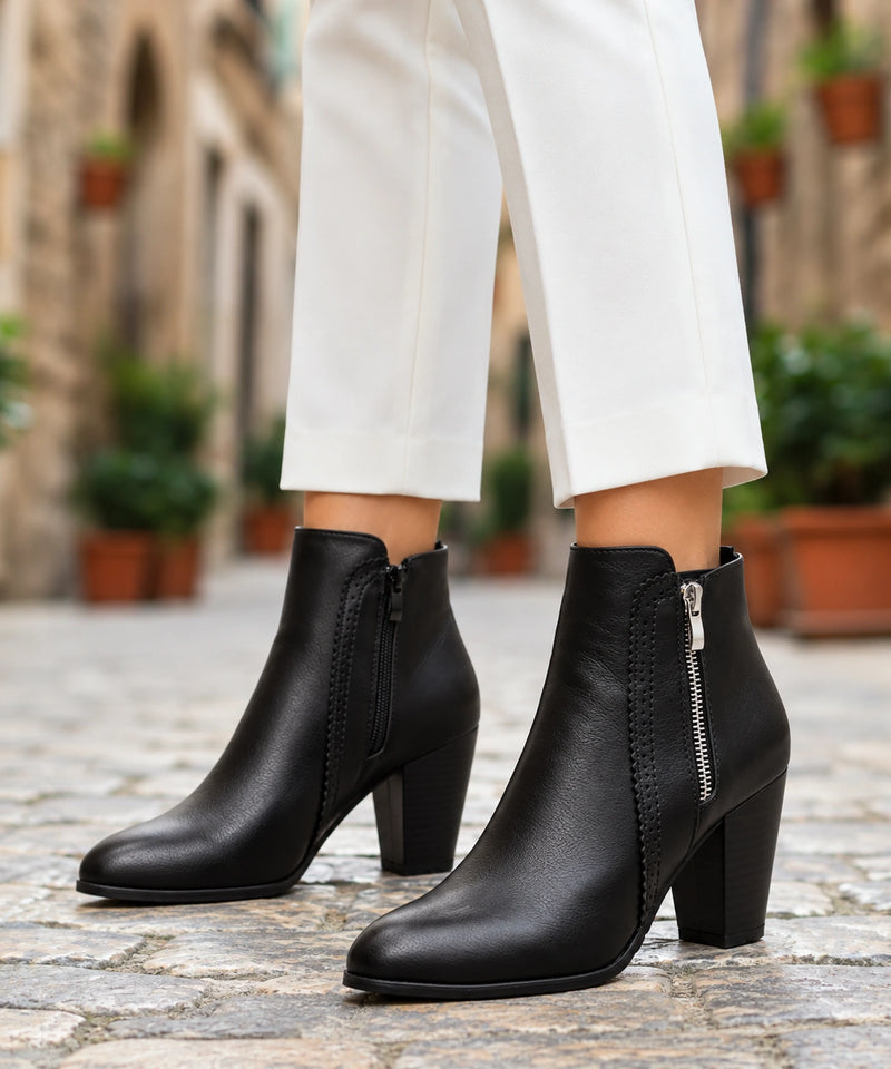 Bottines noires à talons zippées portées — vue rapprochée trois-quarts