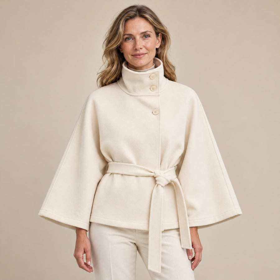 Manteau Cape Femme - Col Montant Ceinture à Nouer - Beige - photo portée sur fond beige