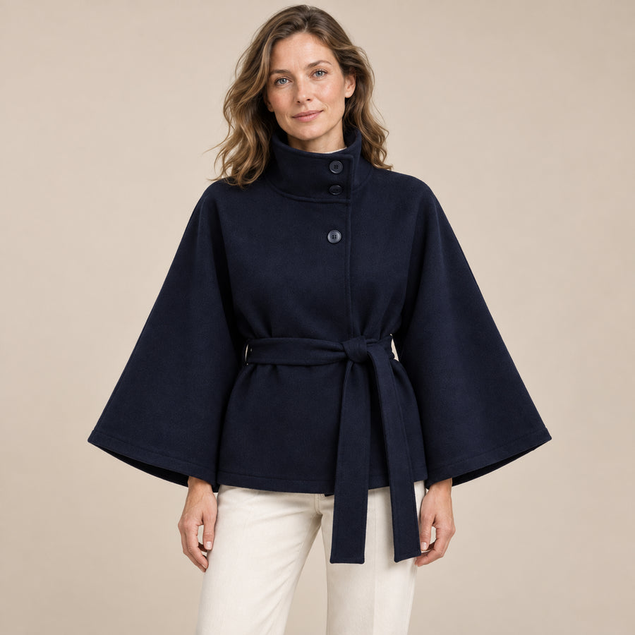 Manteau Cape Femme - Col Montant Ceinture à Nouer - Bleu - photo portée sur fond beige