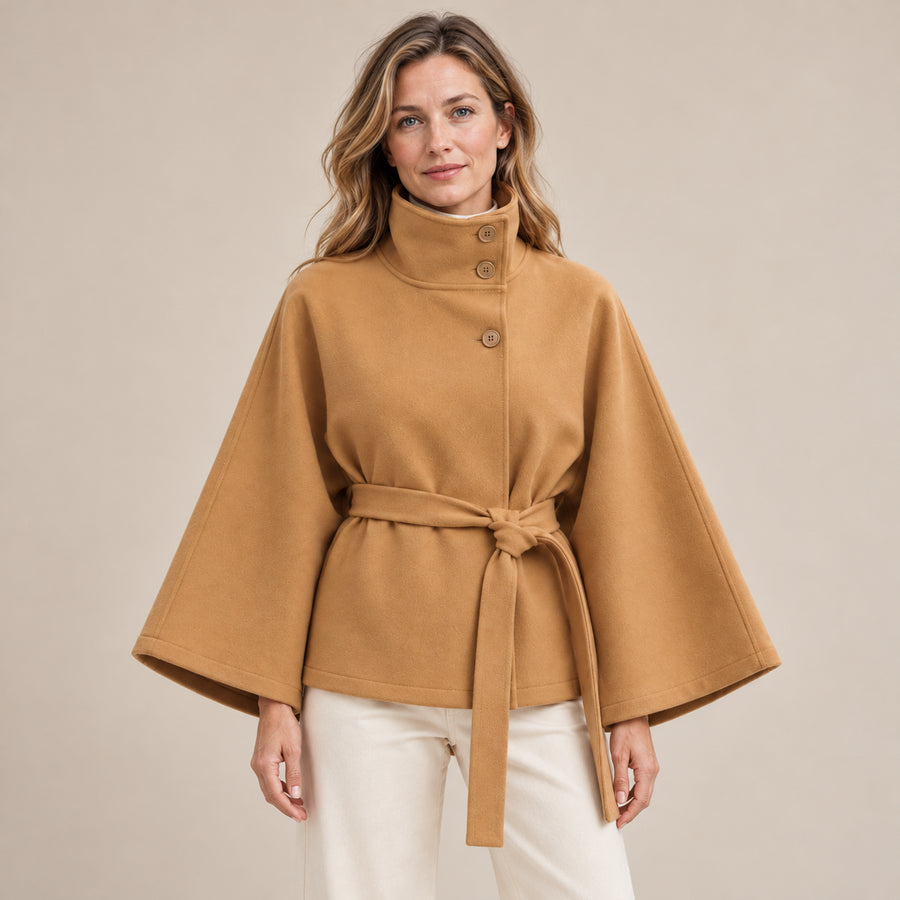 Manteau Cape Femme - Col Montant Ceinture à Nouer - Marron - photo portée sur fond beige