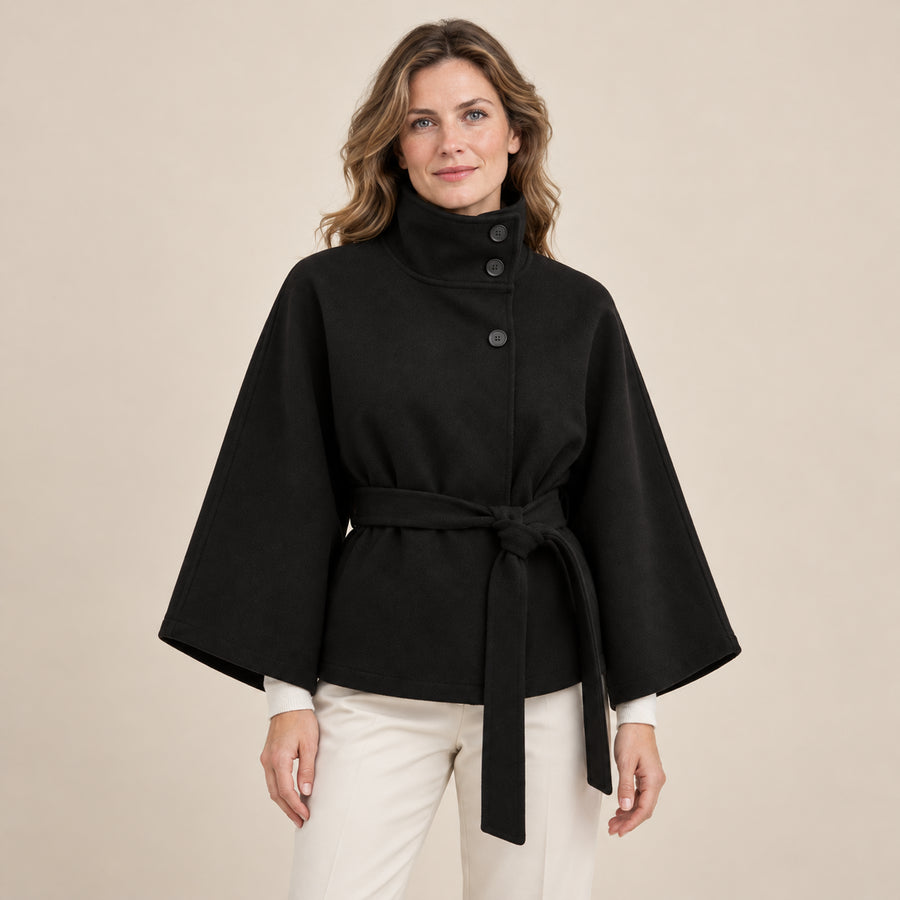 Manteau Cape Femme - Col Montant Ceinture à Nouer - Noir - photo portée sur fond beige