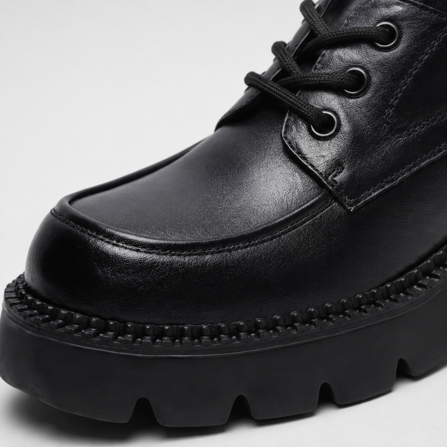 Gros plan sur une chaussure en cuir noir à lacets pour femme avec semelle crantée