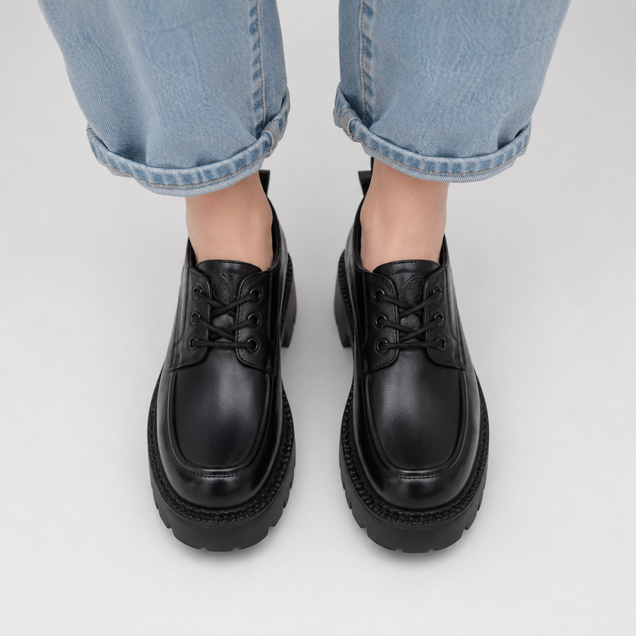 Chaussures en cuir noir à lacets pour femme vues du dessus