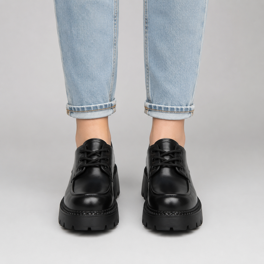Vue de face des chaussures en cuir noir à lacets pour femme