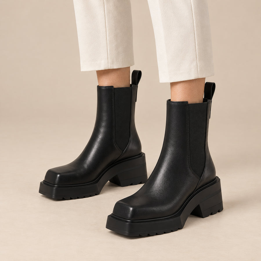 Bottines Chelsea Femme - Bout Carré Talon Bloc Effet Cuir - Noir - vue portée sur fond beige