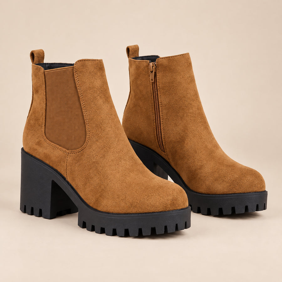 Bottines Chelsea Femme - Suédine Talon Bloc 7 cm Zip Extérieur - Camel - vue non portée sur fond beige