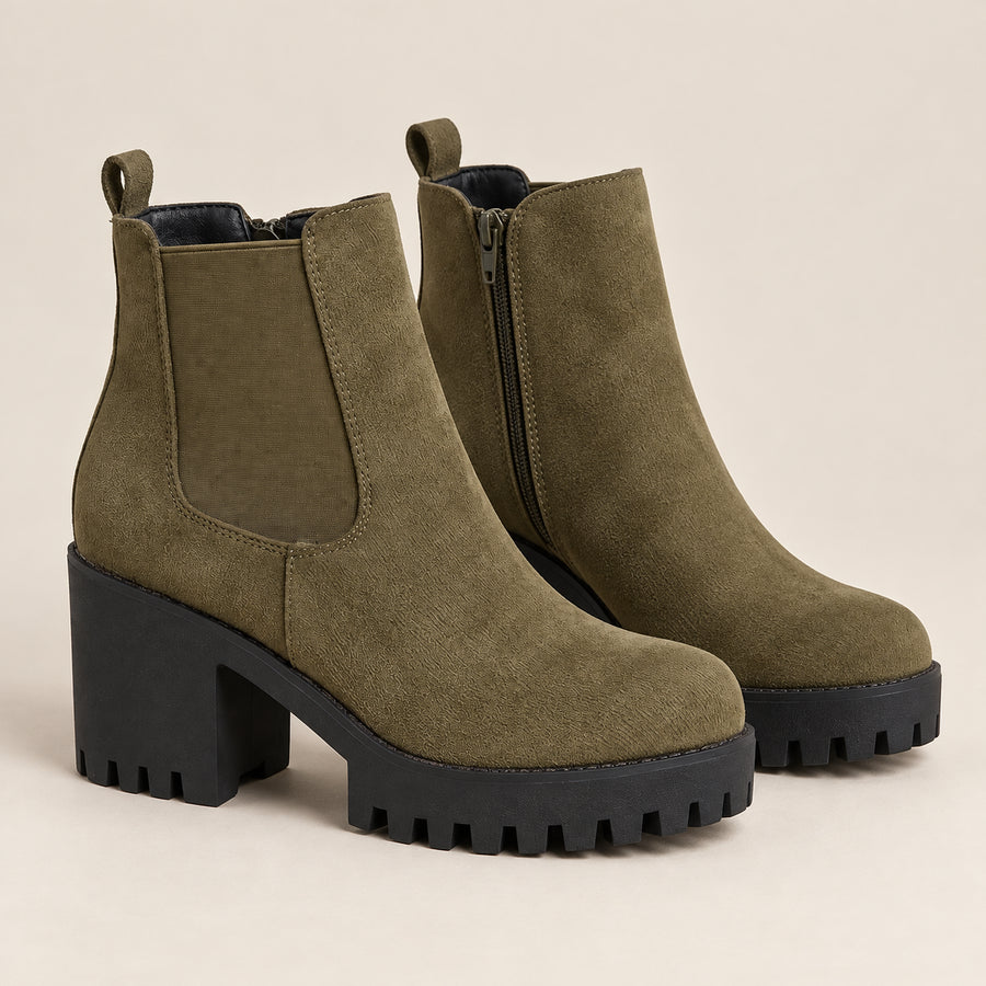 Bottines Chelsea Femme - Suédine Talon Bloc 7 cm Zip Extérieur - Kaki - vue non portée sur fond beige