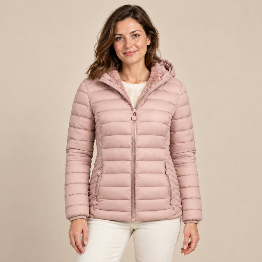 Doudoune Légère Femme - Capuche Fixe Poches Latérales - Rose - photo portée sur fond beige