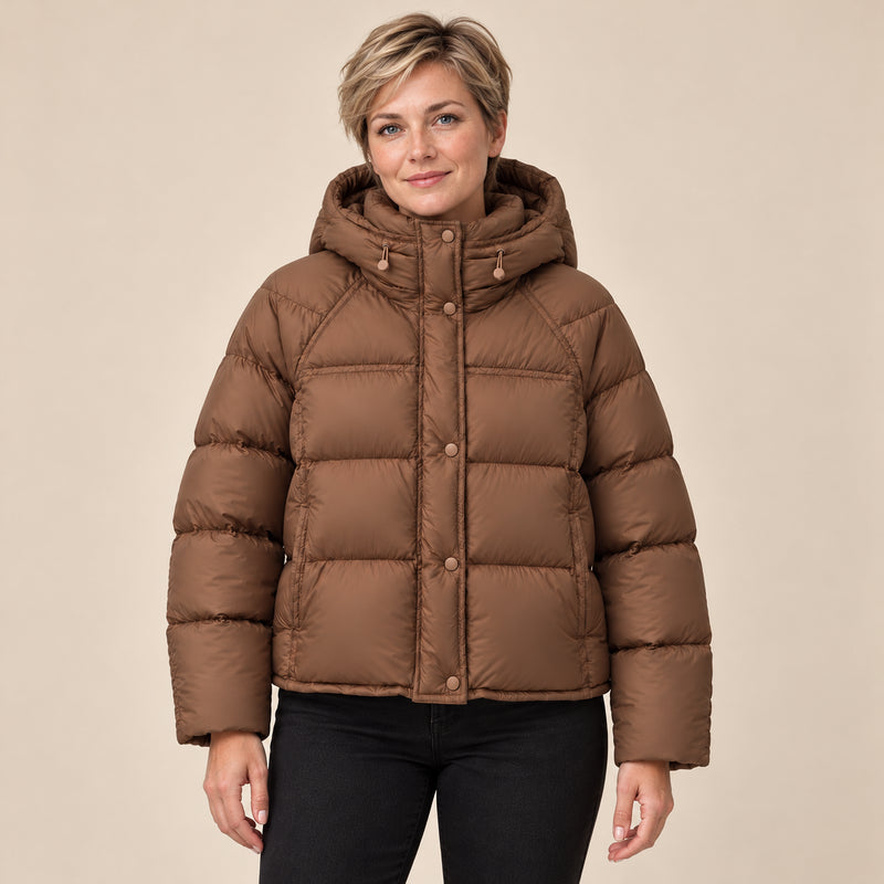 Doudoune Femme - Grande Capuche Col Montant Poches Hanches - Marron - photo portée sur fond beige