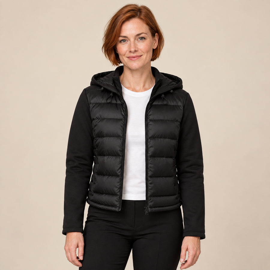 Doudoune Légère Femme - Capuche Zip Intégral Panneaux Matelassés - Noir - photo portée sur fond beige