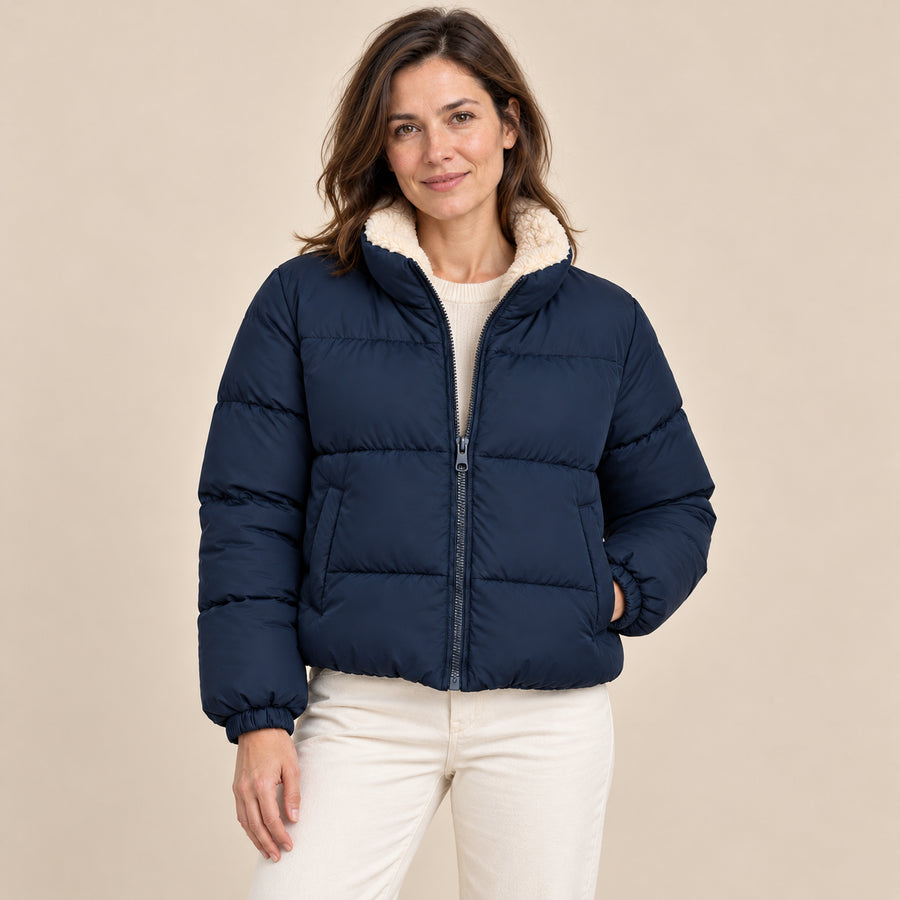 Doudoune Courte Femme - Col Montant Doublé Sherpa Zip Intégral - Bleu Marine - photo portée sur fond beige