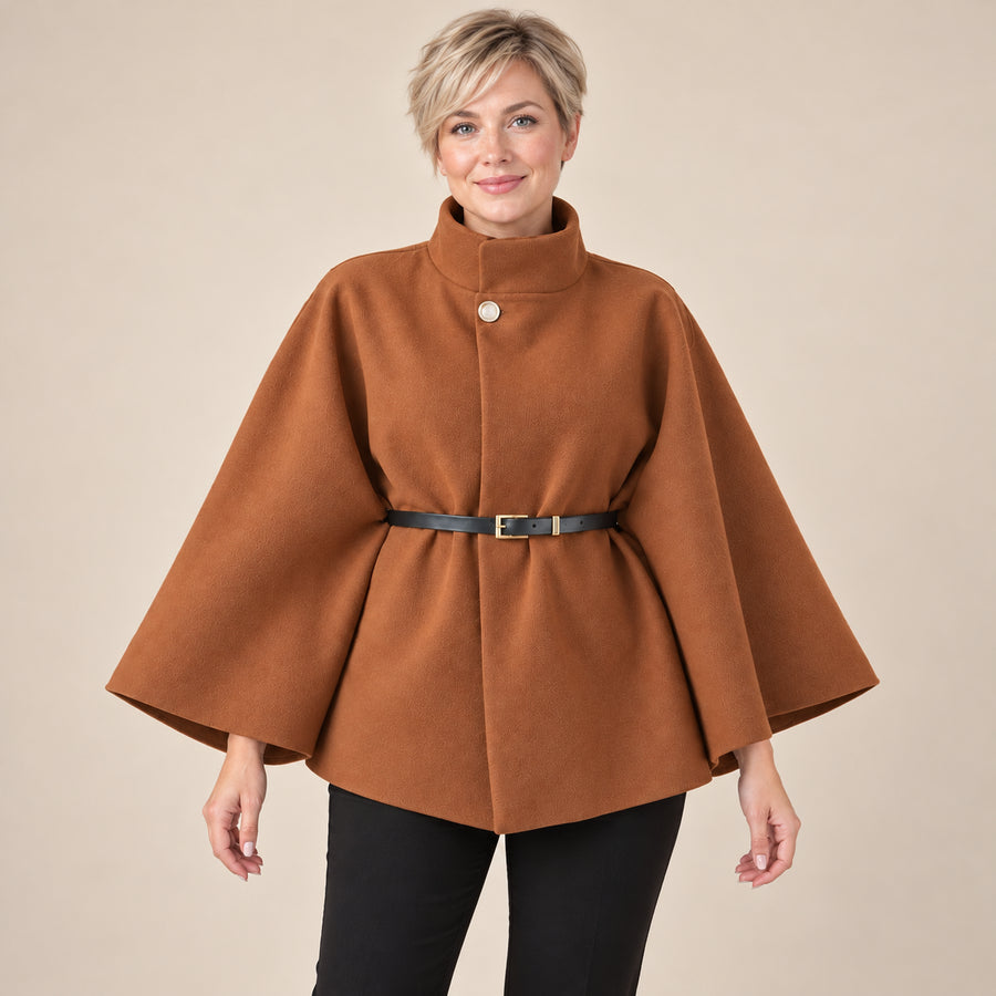Manteau Cape Femme - Manches Chauve-Souris Col Haut Ceinturé - Marron - photo portée sur fond beige