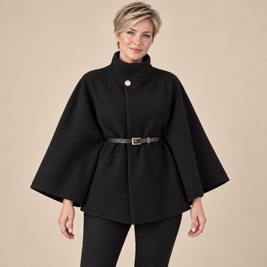 Manteau Cape Femme - Manches Chauve-Souris Col Haut Ceinturé - Noir - photo portée sur fond beige