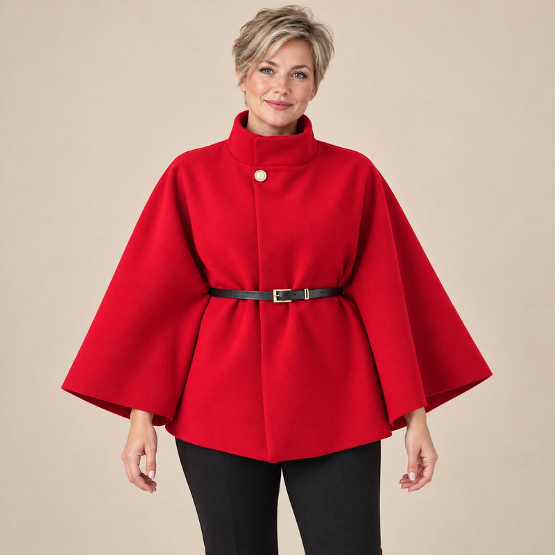 Manteau Cape Femme - Manches Chauve-Souris Col Haut Ceinturé - Rouge - photo portée sur fond beige