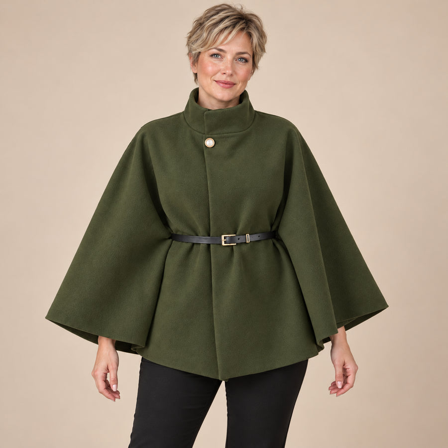 Manteau Cape Femme - Manches Chauve-Souris Col Haut Ceinturé - Vert Armée - photo portée sur fond beige