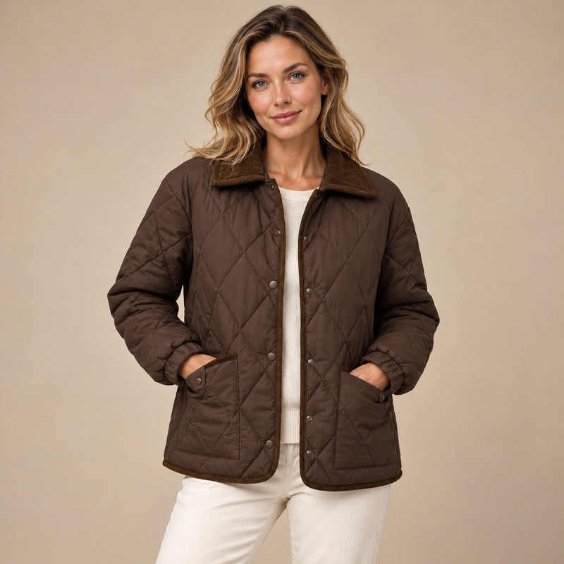 Veste Matelassée Courte Femme - Motif Carreaux Col Contrasté - Café - photo portée sur fond beige