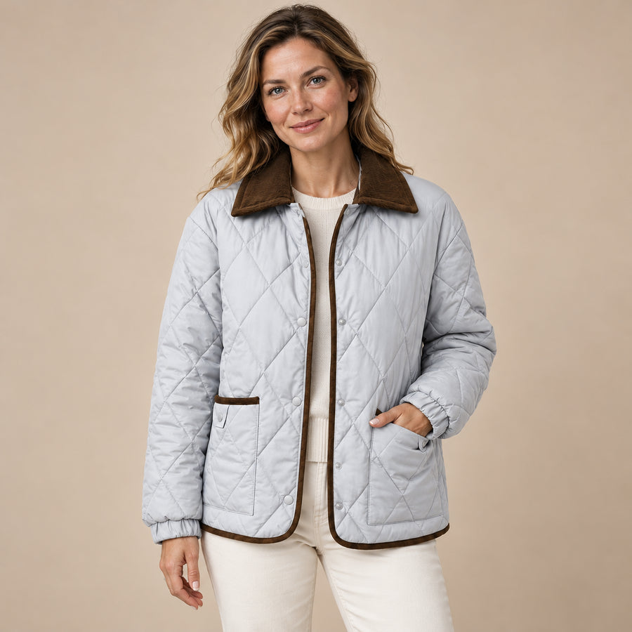 Veste Matelassée Courte Femme - Motif Carreaux Col Contrasté - Gris argent - photo portée sur fond beige