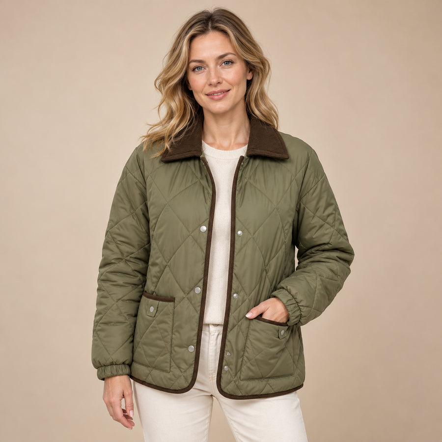 Veste Matelassée Courte Femme - Motif Carreaux Col Contrasté - Vert militaire - photo portée sur fond beige
