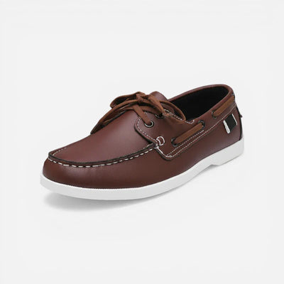 Mocassin bateau à lacet en cuir lisse marron pour homme présenté seul