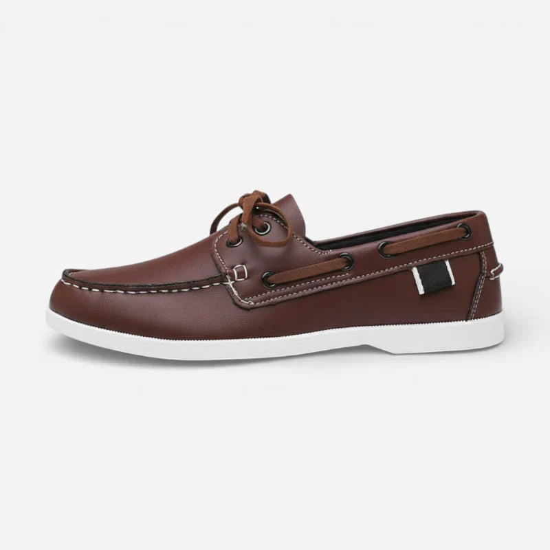 Vue latérale du mocassin bateau à lacet en cuir lisse marron pour homme
