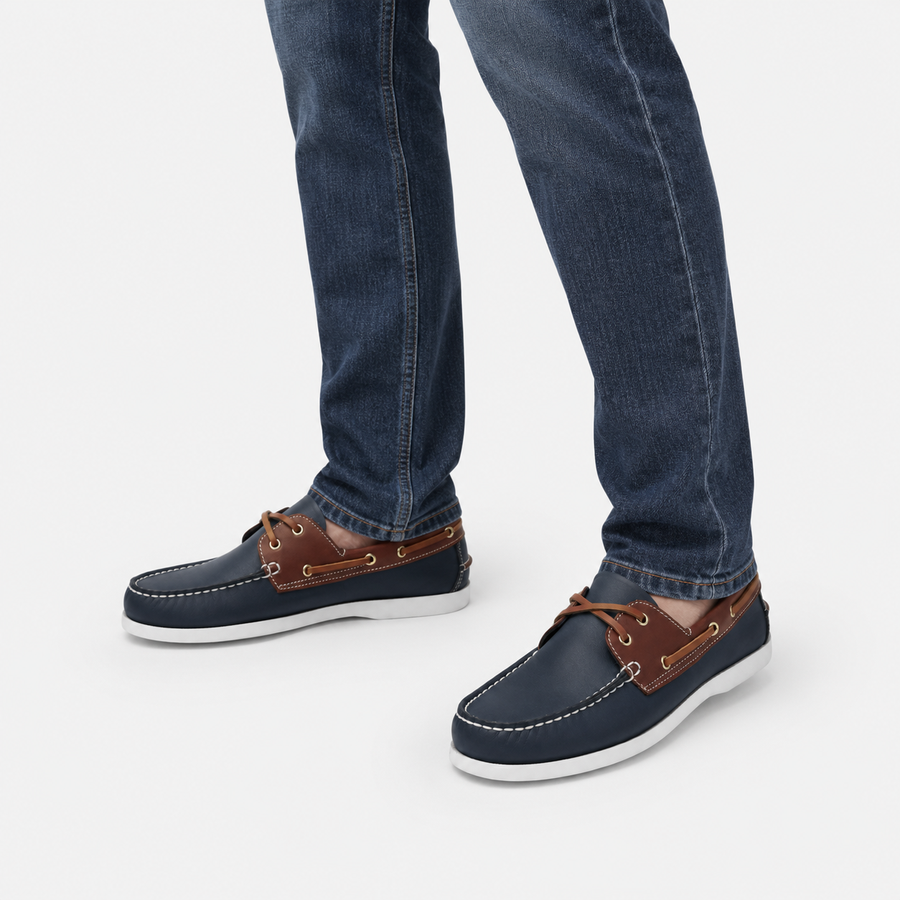 mocassin bicolore bleue et marron a lacet vue de cote portee