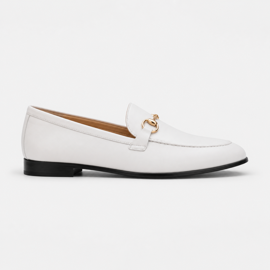 mocassin en cuir blanc avec mors doré vue de coté non portée 